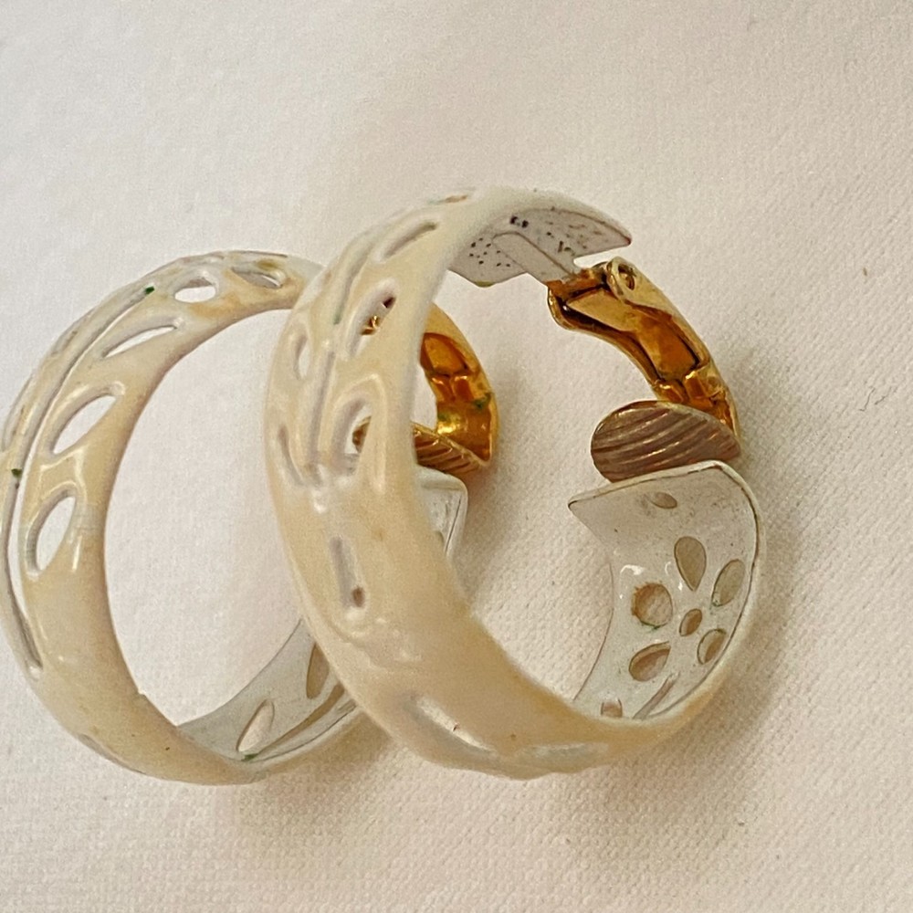 💎L.H. Segal California  White Over Gold Tone Huggie Hoop Earrings Clin On